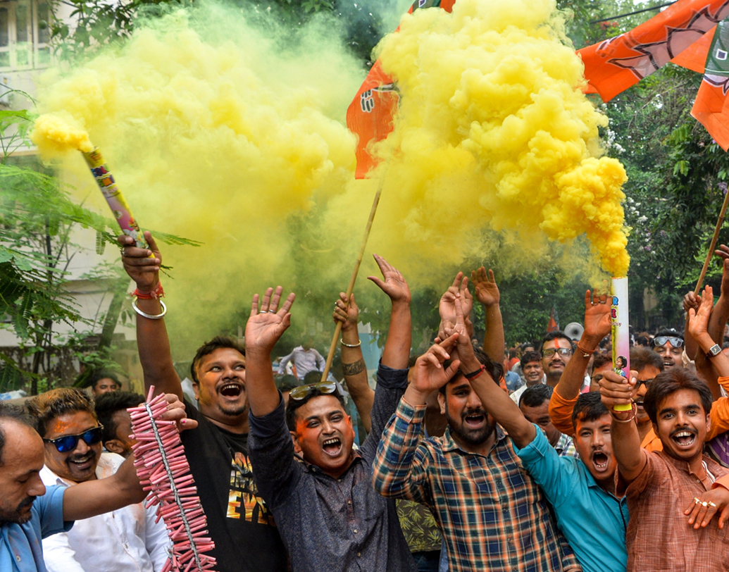 বিজেপি-শিবসেনার দাপটে মহারাষ্ট্রে উড়ছে গেরুয়া আবির।