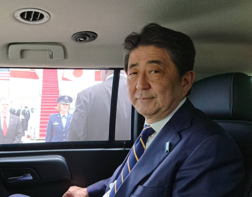 মোদীর জয় নিশ্চিত হতেই তাঁকে ফোন করেছিলেন জাপানের প্রধানমন্ত্রী শিনজো আবে। তিনিও মোদীকে শুভেচ্ছা জানিয়েছেন।