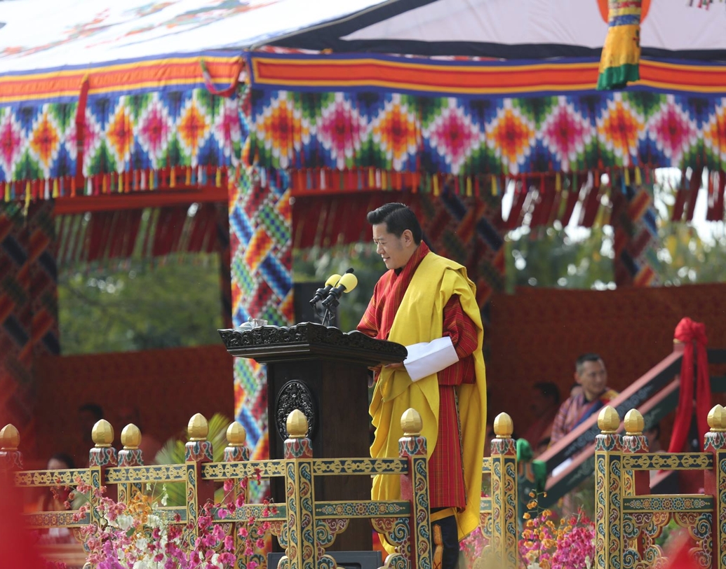 নেপালের পাশাপাশি মোদীকে শুভেচ্ছা জানিয়েছেন হিমালয়ের কোলে অবস্থিত ছোট্ট দেশ ভুটানের রাষ্ট্রপ্রধান। সে দেশের রাজা জিগমে খেসার নামগেল মোদীকে ফোন করে জয়ের জন্য শুভেচ্ছা জানিয়েছেন।