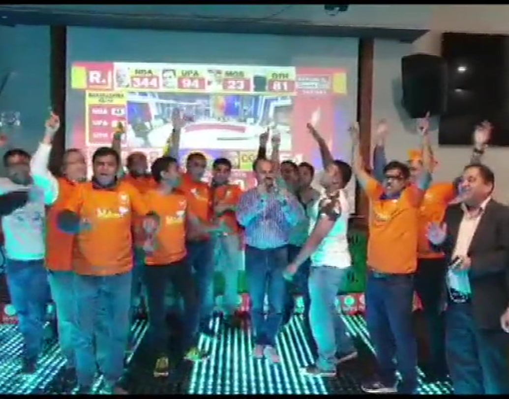 বিজেপির এই বিপুল জয়ে উচ্ছ্বসিত প্রবাসে থাকা বিজেপি ও নরেন্দ্র মোদীর সমর্থকেরাও। মোদীর জয় স্পষ্ট হতেই অস্ট্রেলিয়ার পারথে আনন্দে মেতেছেন অস্ট্রেলিয়ায় বসবাসকারী ভারতীয়েরা।