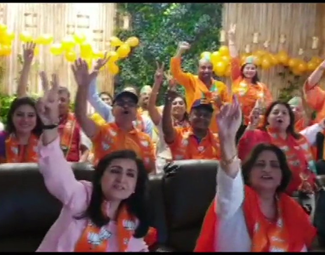 অস্ট্রেলিয়ার পাশাপাশি দুবাইয়ে বসবাসকারী বিজেপি সমর্থকরাও দলের এই জয় পালন করছেন নিজেদের মধ্যে উৎসবের মাধ্যমে।