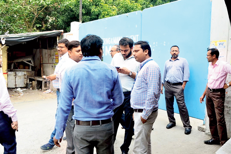 General Election Results 2019: All persons were busy to know results through mobile and online sites