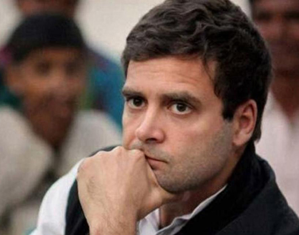 দলের দায়িত্ব নেওয়ার পরে লোকসভায় প্রথম বার নরেন্দ্র মোদীর সঙ্গে টক্করে ধরাশায়ী হলেন রাহুল গাঁধী। খাস অমেঠীর গাঁধী-গড়ে স্মৃতি ইরানি হারিয়ে দিলেন তাঁকে। ব্যবধান ৫৫,১২০।