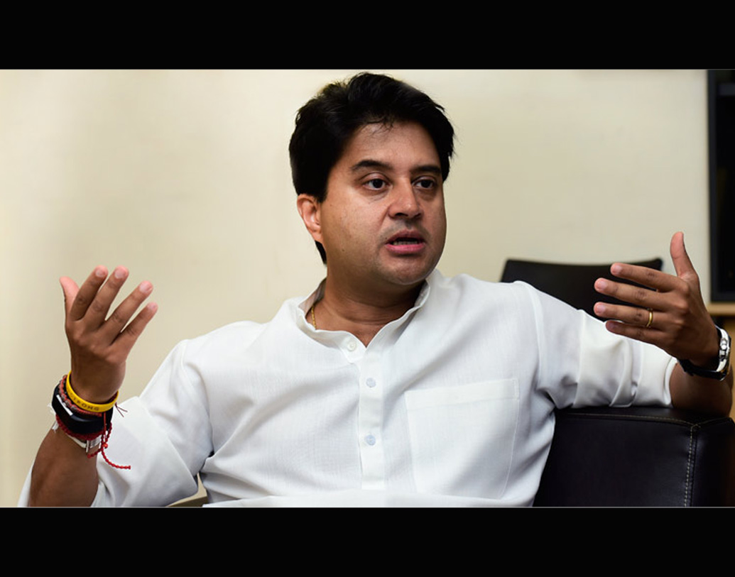 মধ্যপ্রদেশের গুণায় কংগ্রেস প্রার্থী জ্যোতিরাদিত্য সিন্ধিয়া পরাজিত হলেন ১,২৫,৫৪৯ ভোটে। তিনি হারলেন কেপি যাদবের কাছে।