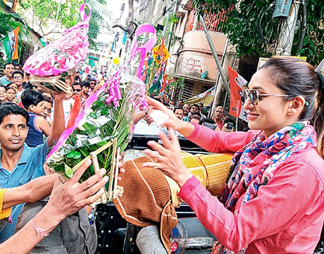 একুশের নির্বাচনের জন্য জোটবদ্ধ হয়ে আদা-জল খেয়ে এখন থেকে কাজ শুরু করতে হবে। জোটবদ্ধ হয়ে কাজ করা এই সময় অত্যন্ত জরুরি, বলছেন যাদবপুরে থেকে জয়ী প্রার্থী টলিউড অভিনেত্রী মিমি চক্রবর্তী।