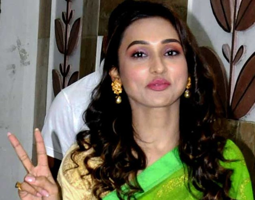 মিমি তৃণমূল কংগ্রেসের হয়ে প্রতিদ্বন্দ্বিতা করেছেন। ২,৯৫,২৩৯ ভোটে হারিয়ে দিয়েছেন নিকটতম প্রতিদ্বন্দ্বী বিজেপি প্রার্থী অনুপম হাজরাকে। সিপিএম প্রার্থী দুঁদে আইনজীবী বিকাশরঞ্জন ভট্টাচার্যও প্রতিদ্বন্দ্বিতা করেছিলেন মিমির সঙ্গেই।