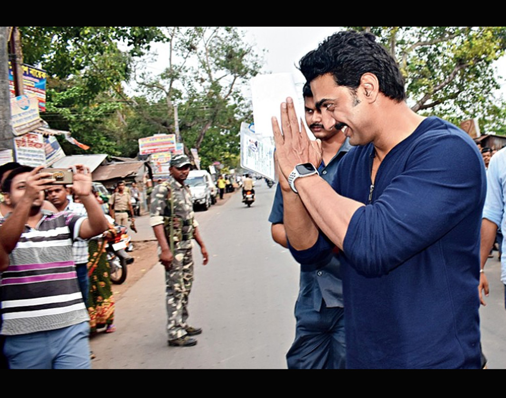ঘাটাল থেকে প্রতিদ্বন্দ্বিতা করেছিলেন টলিউডের নায়ক, দেব। দু’ দু’ বার ঘাটাল তাঁকে নির্বাচনে জয়ী করল। দেবের প্রতিদ্বন্দ্বিতা ছিল বিজেপি প্রার্থী ভারতী ঘোষের সঙ্গেই মূলত।