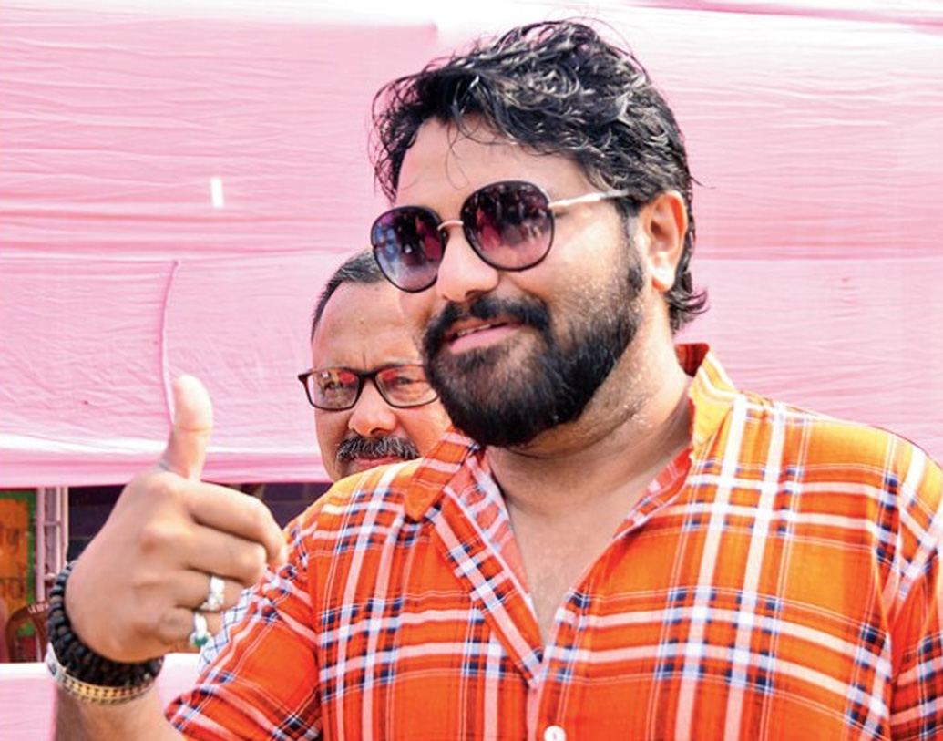 আসানসোল থেকে তৃণমূল কংগ্রেসের তরফে প্রতিদ্বন্দ্বিতা করেছিলেন মুনমুন সেন। মুনমুনের বিপরীতে দাঁড়িয়েছিলেন জনপ্রিয় গায়ক বাবুল সুপ্রিয়। বাবুল এর আগেও সাংসদ ছিলেন। কেন্দ্রীয় প্রতিমন্ত্রী হিসাবে দায়িত্ব পালনও করেছেন।