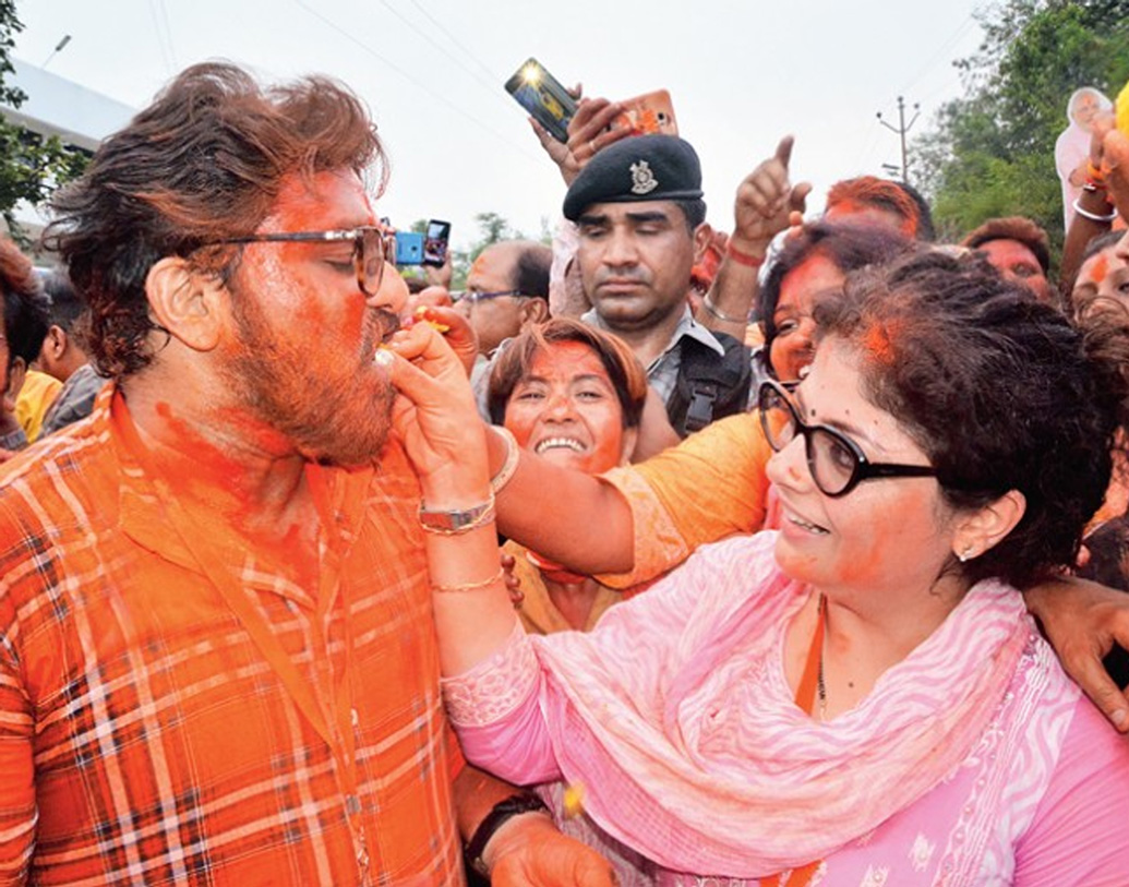 রাজনীতির আঙিনায় পা রেখেই বাবুল বলেছিলেন, লম্বা রেসের ঘোড়া তিনি। প্রমাণও করলেন বাবুল সে কথা। ১,৯৭,৬৩৭ ভোটে জিতলেন বাবুল।