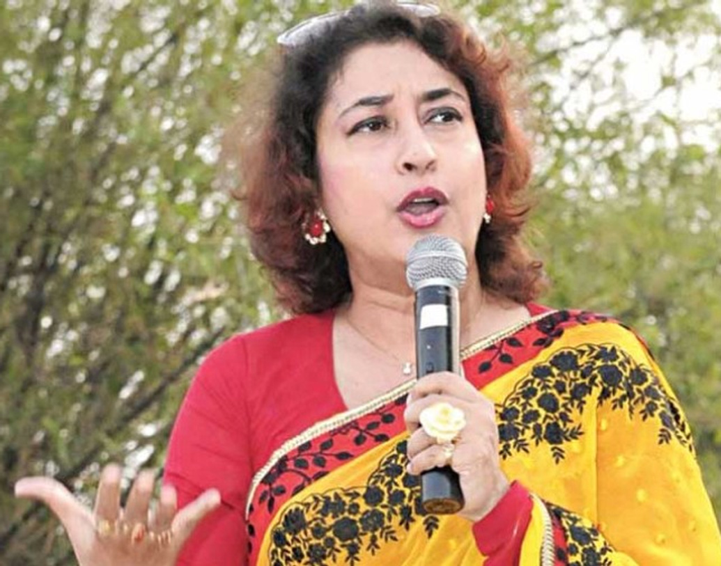 শতাব্দী রায়, রাজনীতির আঙিনায় নতুন নয়। বীরভূম থেকে আগেও দু’ বার জিতেছেন টলিউডের এই অভিনেত্রী। জয়ের হ্যাটট্রিক করলেন তিনি। সাংসদ হিসাবে শতাব্দীকে বেশ পছন্দ করেন এলাকাবাসী, নেত্রী বলেন এমনটাই।