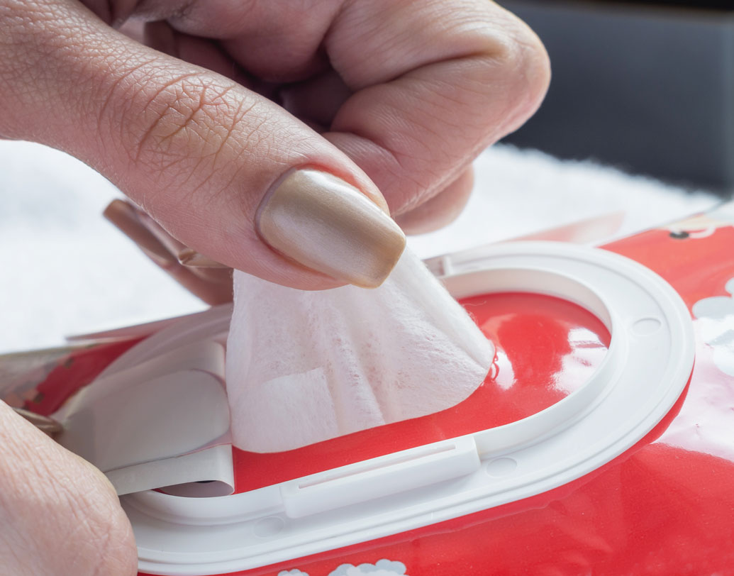 কিন্তু যদি হঠাৎই জানতে পারেন, এই ওয়েট টিস্যু তলে তলে ক্ষতি করছে আপনার!আজ্ঞে হ্যাঁ, দুনিয়া জুড়ে চিকিৎসকরা কিন্তুএই ওয়েট টিস্যুর নাম শুনলেই আঁতকে উঠছেন। ওয়েট টিস্যুকে রীতিমতো ঘাতক বলে চিহ্নিত করছেন গবেষকরা। কিন্তু কেন?