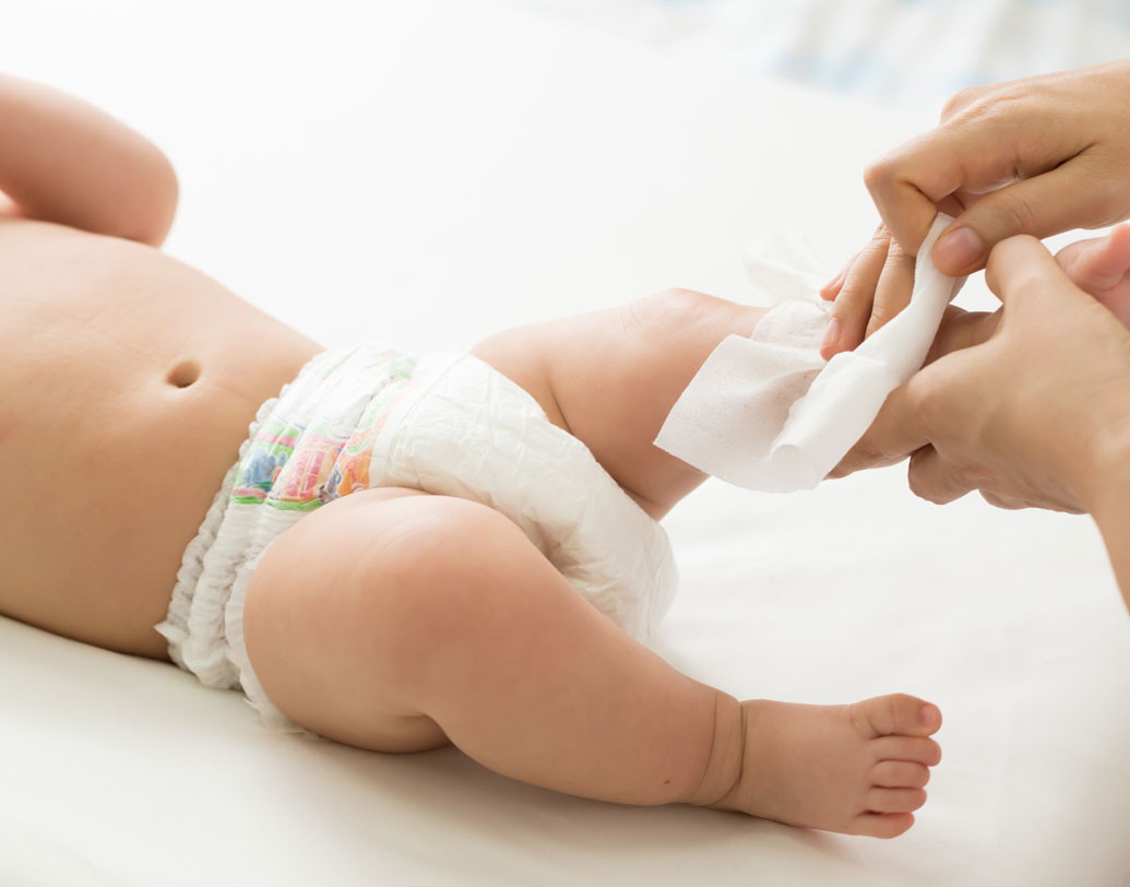 মার্কিন যুক্তরাষ্ট্রে ‘নর্থ ওয়েস্টার্ন ইউনিভার্সিটি’-র গবেষক জন কুক মিলসের গবেষণায় উঠে এসেছে এমনই কিছু তথ্য। তাঁর মতে,ওয়েট ওয়াইপ্‌স ব্যবহার করলে শিশুদের অ্যালার্জির সমস্যা কয়েকগুণ বেড়ে যায়। এর মূল কারণ হচ্ছে এই বস্তুটির মধ্যে থাকা সোডিয়াম লরিল সালফেট। এটি শিশুর ও বয়স্কদের স্পর্শকাতর ত্বকের জন্যে খুবই ক্ষতিকর।