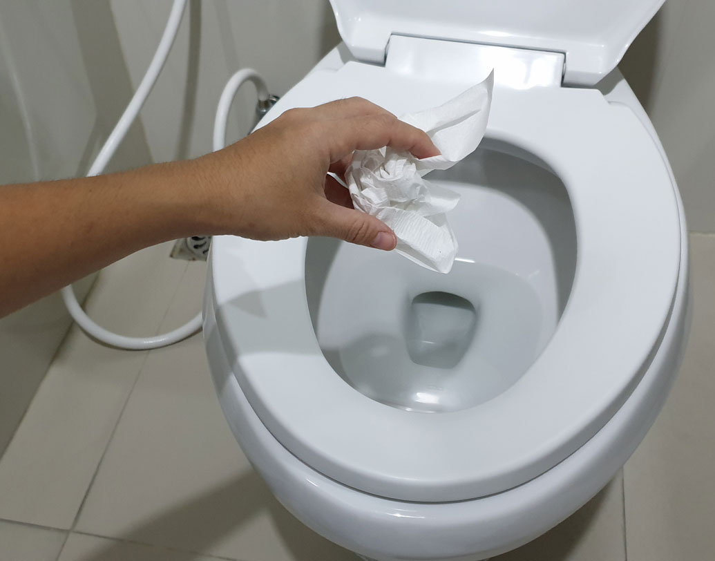 ওয়েট ওয়াইপ্‌স ব্যবহারের পর অনেকে প্রায়শই কোমডে ফেলে ফ্লাশ করেন। নিকাশি ব্যবস্থা ঠিক রাখতে হলে অবিলম্বে এই অভ্যাস ত্যাগ করা উচিত। ওয়েট টিস্যুর প্লাস্টিক ও কাগজের মণ্ড নিকাশি ব্যবস্থাকে বিপদে ফেলে।