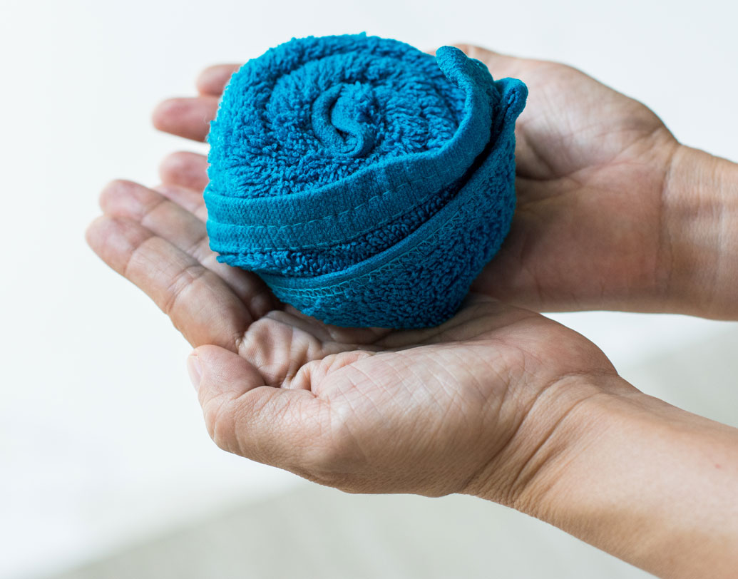 তা হলে উপায়? গরমে ঘামে ভিজে থাকাই সমাধান? চিকিৎসকদের মতে, সাধারণ রুমাল জলে ভিজিয়ে বার বার মুখ মুছুন। এতে গরমের কষ্ট থেকে মুক্ত থাকবেন। আর মেক আপ তোলার ক্ষেত্রেও পেট্রোলিয়াম জেলি ও ভিজে রুমাল ব্যবহার করুন।