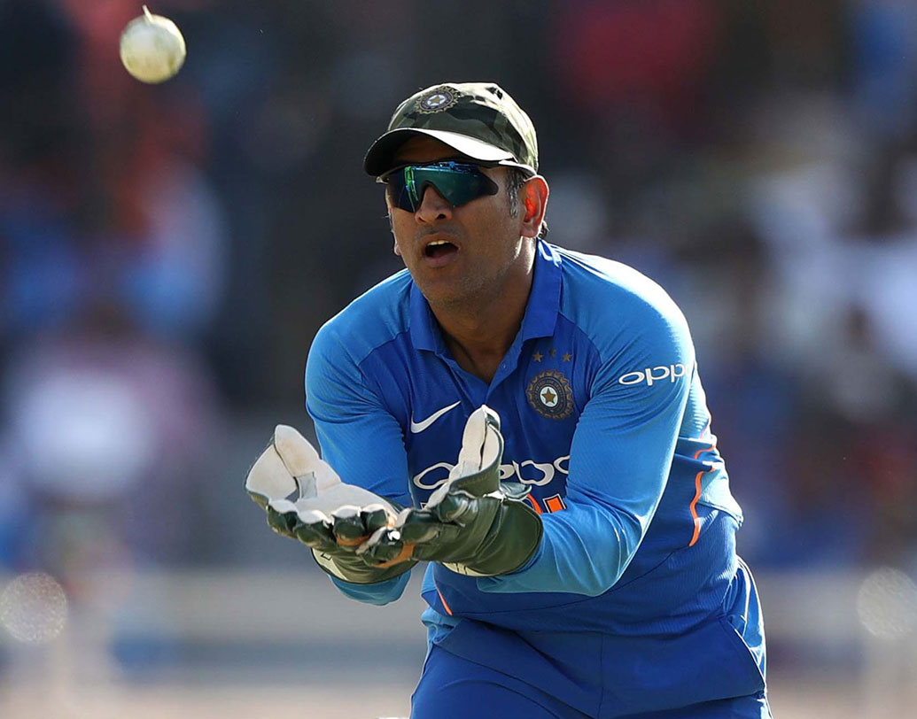 তবে ভনের এই দলে নেই ভারতের ফিনিশ মাস্টার মহেন্দ্র সিংহ ধোনি। বিশেষজ্ঞরা যতই ধোনির প্রখর মস্তিষ্কের উপর আস্থা রাখার পরামর্শ দিন না কেন, ধোনির জায়গায় তিনি তাঁর সেরা একাদশে জায়গা দিয়েছেন জস বাটলারকে। উইকেট কিপার ব্যাটসম্যান হিসাবে জসকে ধোনির চেয়েও এগিয়ে রাখছেন তিনি।