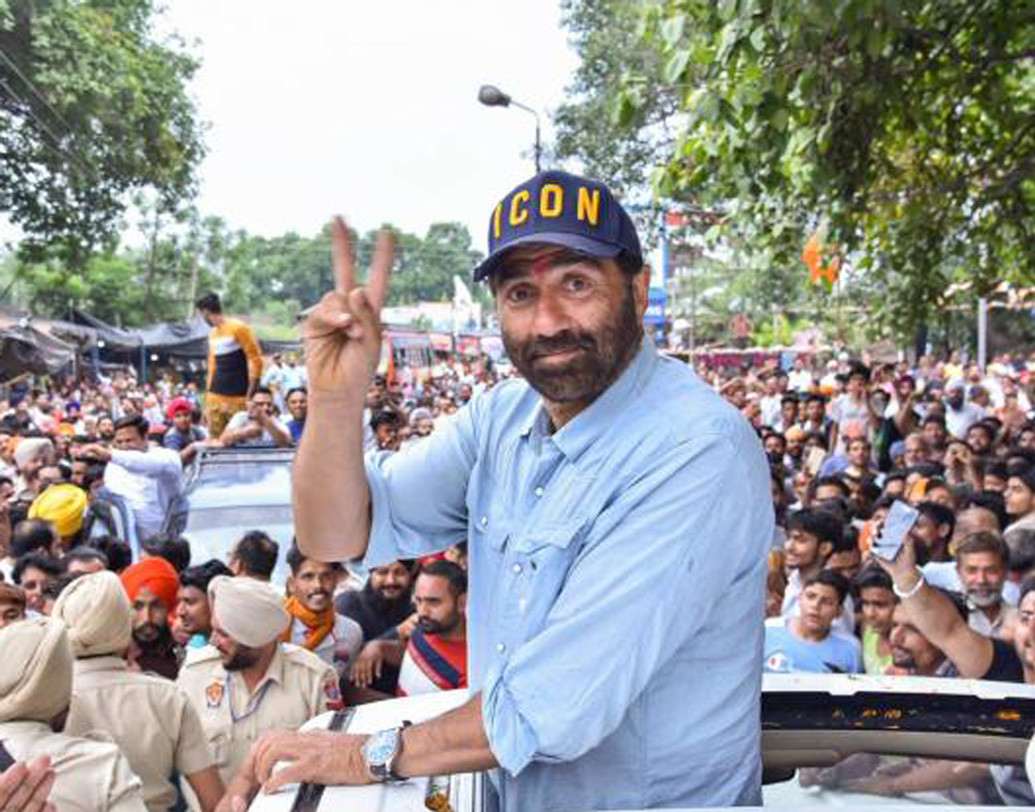 সানি দেওল: সারা দেশে ছবি না চললেও, পঞ্জাবে দেওলদের ছবি হিট করেই। প্রথম বার ভোটে দাঁড়িয়ে সেই জনপ্রিয়তার ফায়দা তুললেন সানি দেওল। বিজেপির হয়ে পঞ্জাবের গুরুদাসপুরে জয়ী হয়েছেন তিনি।