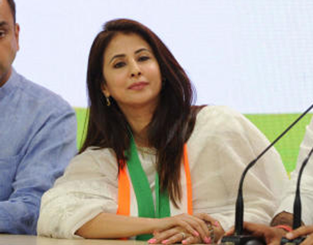 উর্মিলা মাতন্ডকর: সিলভার স্ক্রিনে আজকাল দেখা না গেলেও, নির্বাচনী প্রচারে যথেষ্ট সাড়া ফেলেছিলেন এককালের হিট নায়িকা উর্মিলা। উত্তর মুম্বইয়ে কংগ্রেস প্রার্থী হিসাবে প্রতিদ্বন্দ্বিতা করছিলেন তিনি। কিন্তু জিততে পারেননি।