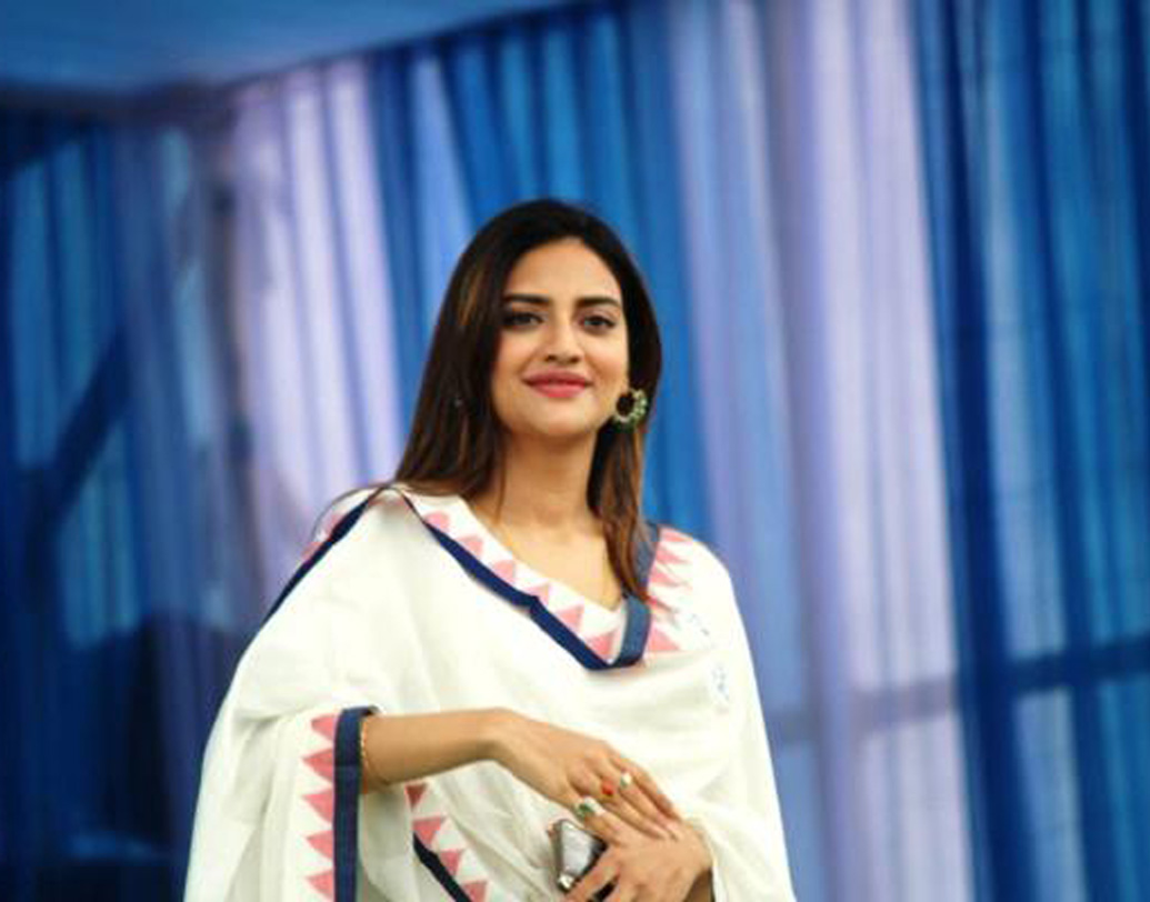 নুসরত জাহান: না, জনপ্রিয়তায় ভাটা পড়েনি। মুখ্যমন্ত্রী মমতা বন্দ্যোপাধ্যায়ের অনুরোধেই রাজনীতিতে পা রেখেছেন বলে জানিয়েছিলেন নুসরত। তৃণমূল প্রার্থী হিসাবে বসিরহাট থেকে এ বছর প্রতিদ্বন্দ্বিতা করে বিপুল ভোটে জয়ী হয়েছেন তিনি।