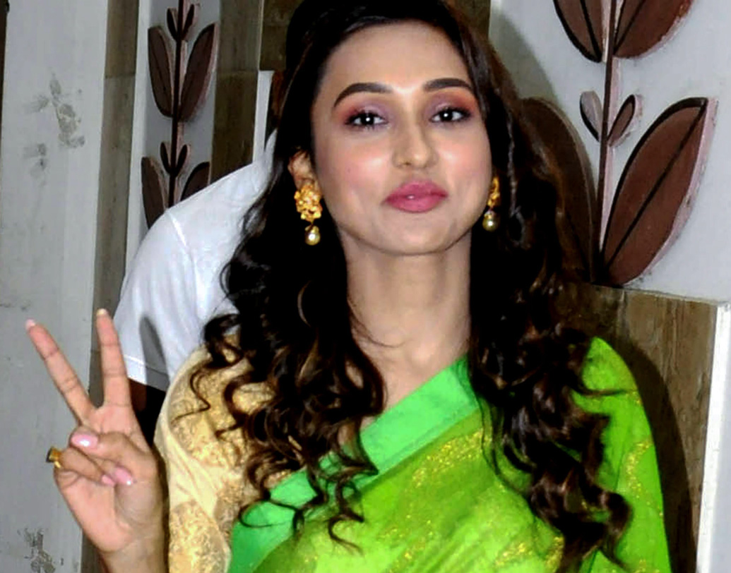 মিমি চক্রবর্তী: গ্লাভস পরে হাত মেলানো থেকে তোয়ালে পেতে রিক্সায় বসা, নির্বাচনের যুদ্ধে নাম লেখানোর পর থেকে একাধিক বার সমালোচনার মুখে পড়েছেন অভিনেত্রী মিমি চক্রবর্তী। তাই বলে তৃণমূলের হয়ে যাদবপুর থেকে তাঁর জয় আটকানো যায়নি।