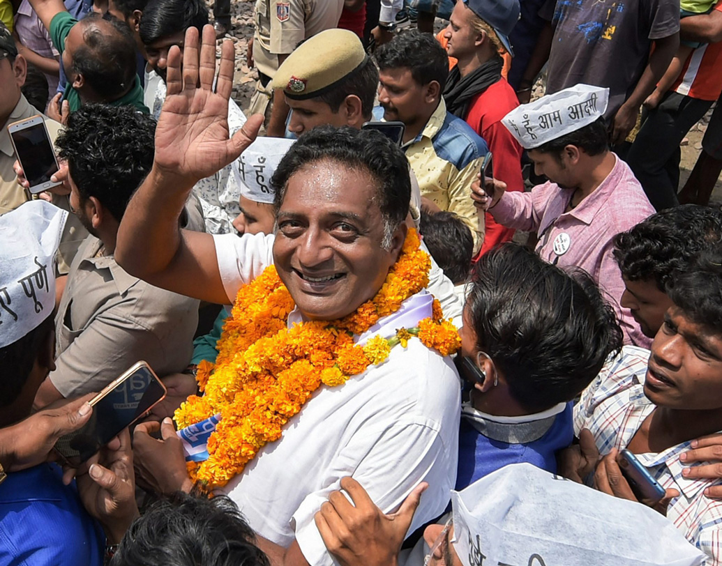 প্রকাশ রাজ: নরেন্দ্র মোদী ও বিজেপির ঘোর বিরোধী বলে পরিচিত তিনি। তাই বলে অন্য শিবিরে ভিড়ে যাননি। বরং নির্দল প্রার্থী হিসাবে বেঙ্গালুরু সেন্ট্রাল থেকে ভোটে দাঁড়িয়েছিলেন। যদিও জয়ী হতে পারেননি। তবে লড়াই চালিয়ে যাবেন বলে জানিয়েছেন।