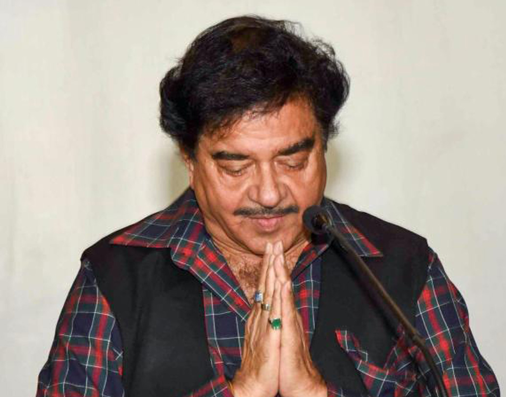 শত্রুঘ্ন সিনহা: মোদী-শাহের বিরোধিতা করে বিজেপির সঙ্গে সম্পর্ক ছিন্ন করেছিলেন। যোগ দিয়েছিলেন কংগ্রেসে। বিহারের পটনা সাহিব থেকেই ভোটে দাঁড়িয়েছিলেন তিনি। তাও আবার বিজেপির রবিশঙ্কর প্রসাদের বিরুদ্ধে। কিন্তু জয়ী হতে পারেননি।