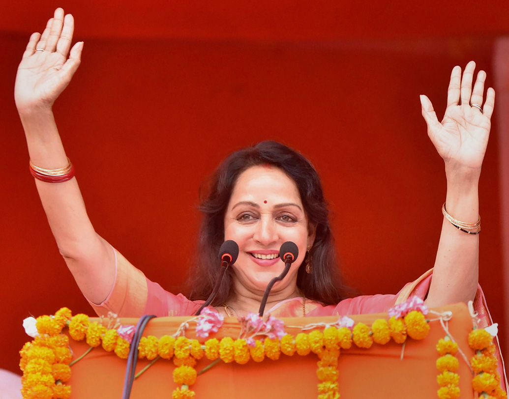 হেমা মালিনী: নির্বাচনী প্রচারে বেরিয়ে কাস্তে নিয়ে মাঠে ফসল কাটতে গিয়েছিলেন। কিন্তু তাঁর সেই ‘লোক দেখানো’ উদ্যোগ ভাল ভাবে নেননি সাধারণ মানুষ। বরং সোশ্যাল মিডিয়ায় ব্যাপক ট্রোল করা হয় তাঁকে। হেমা কিন্তু এ বারও বিজেপির হয়ে মথুরা থেকে জয়লাভ করেছেন।