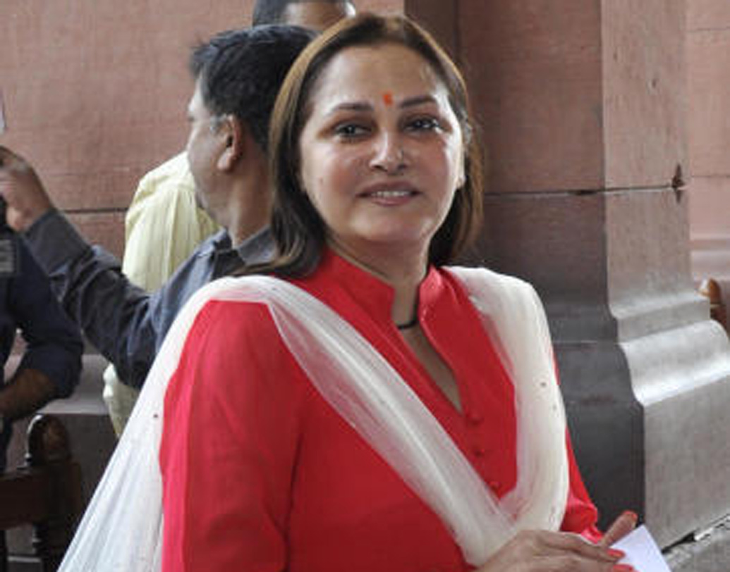 জয়াপ্রদা: তেলুগু দেশম, সমাজবাদী পার্টি, আরএলডি-র সঙ্গে সম্পর্ক চুকেছে আগেই। লোকসভা নির্বাচনের আগে বিজেপিতে যোগ দিয়েছিলেন। যাঁর হাত ধরে উত্তরপ্রদেশের রাজনীতিতে প্রবেশ, সেই আজম খানের বিরুদ্ধেই রামপুর থেকে ভোটে দাঁড়িয়েছিলেন। কিন্তু জিততে পারেননি।