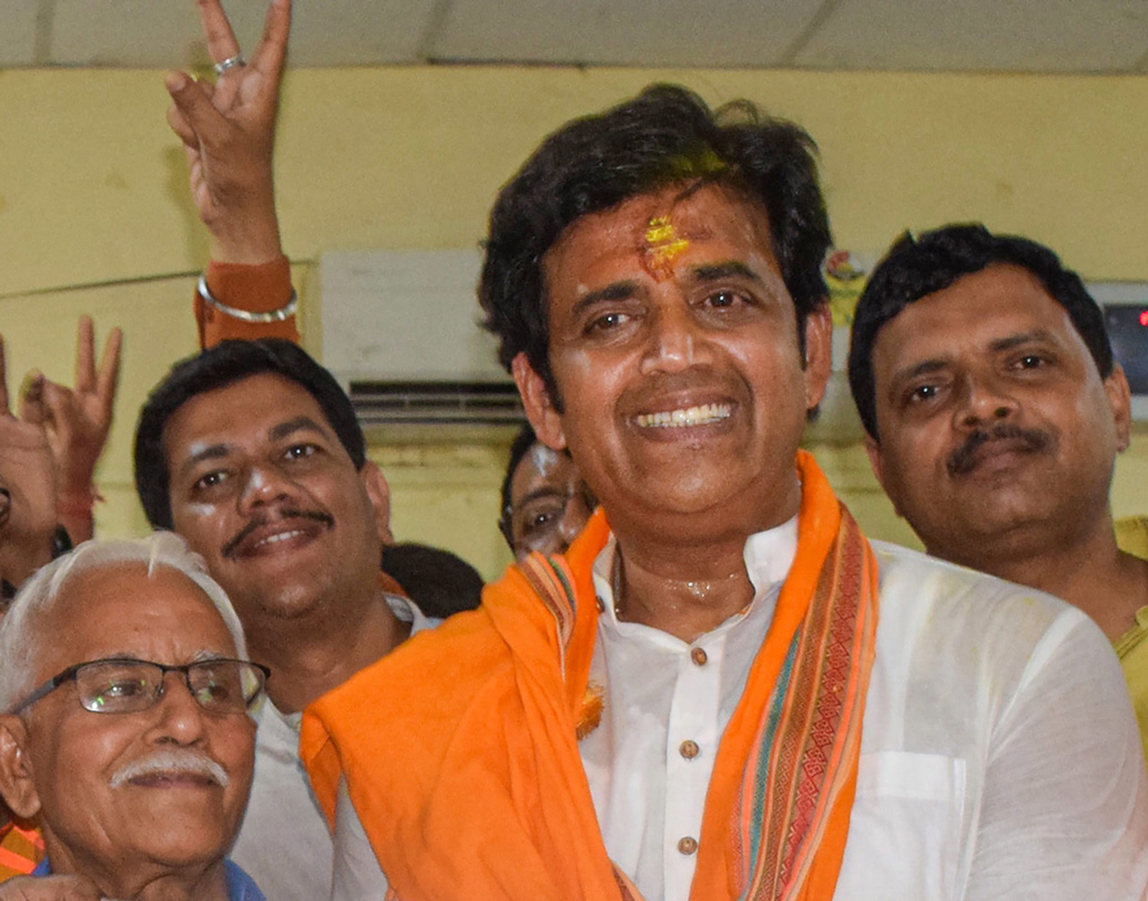 রবি কিষেণ: শুধু ভোজপুরি সুপারস্টার বললে কম বলা হয়। এক সময় বলিউডেও চুটিয়ে অভিনয় করেছেন। এ বছর বিজেপির হয়ে গোরক্ষপুর থেকে ভোটে দাঁড়িয়েছিলেন তিনি। তাতে জয়ী হয়েছেন।