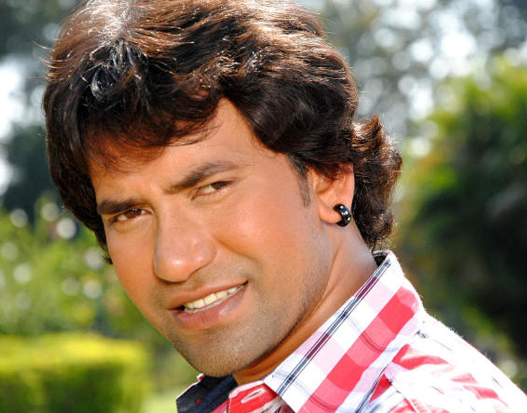 দীনেশলাল যাদব নিরাহুয়া: ভোজপুরি ছবির সুপারস্টার তথা প্রাক্তন বিগ বস প্রতিযোগী নিরাহুয়ারও রাজনীতিতে প্রবেশ বিজেপির হাত ধরেই। তবে সতীর্থ রবি কিষেণ সফল হলেও, আজমগড় থেকে জিততে পারেননি তিনি।