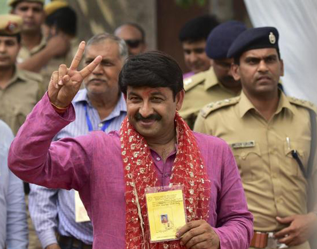 মনোজ তিওয়ারি: সমাজবাদী পার্টির হাত ধরে রাজনীতিতে প্রবেশ। পরে বিজেপিতে চলে যান। দিল্লিতে দলের কাজকর্ম সামলানোর দায়িত্বও হাতে পান। কংগ্রেসের শীলা দীক্ষিতের বিরুদ্ধে এ বছর উত্তর-পূর্ব দিল্লি থেকে জয়ী হয়েছেন মনোজ তিওয়ারি।