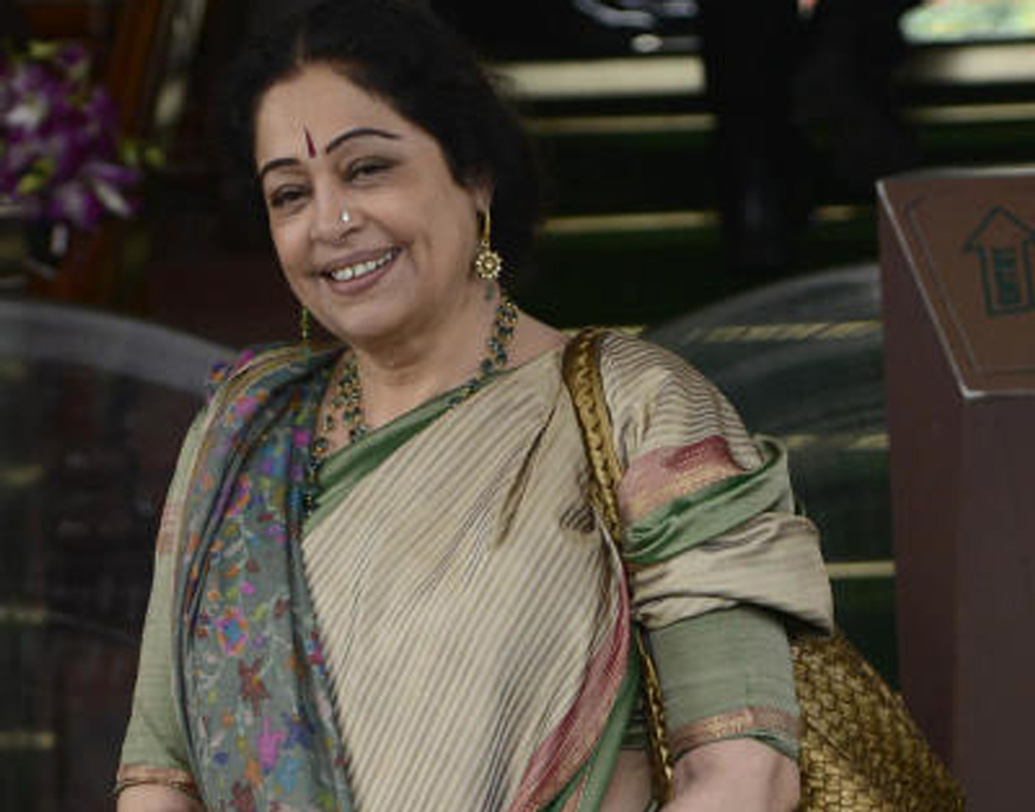 কিরণ খের: নরেন্দ্র মোদী প্রধানমন্ত্রী হওয়ার আগে থেকেই তাঁর সমর্থক কিরণ খের। ২০০৯ সালে বিজেপিতে যোগ দেন তিনি। ২০১৪-য় চণ্ডীগড় থেকে সাংসদ নির্বাচিত হন। এ বছরও সেখানে জয়ী হন কিরণ।