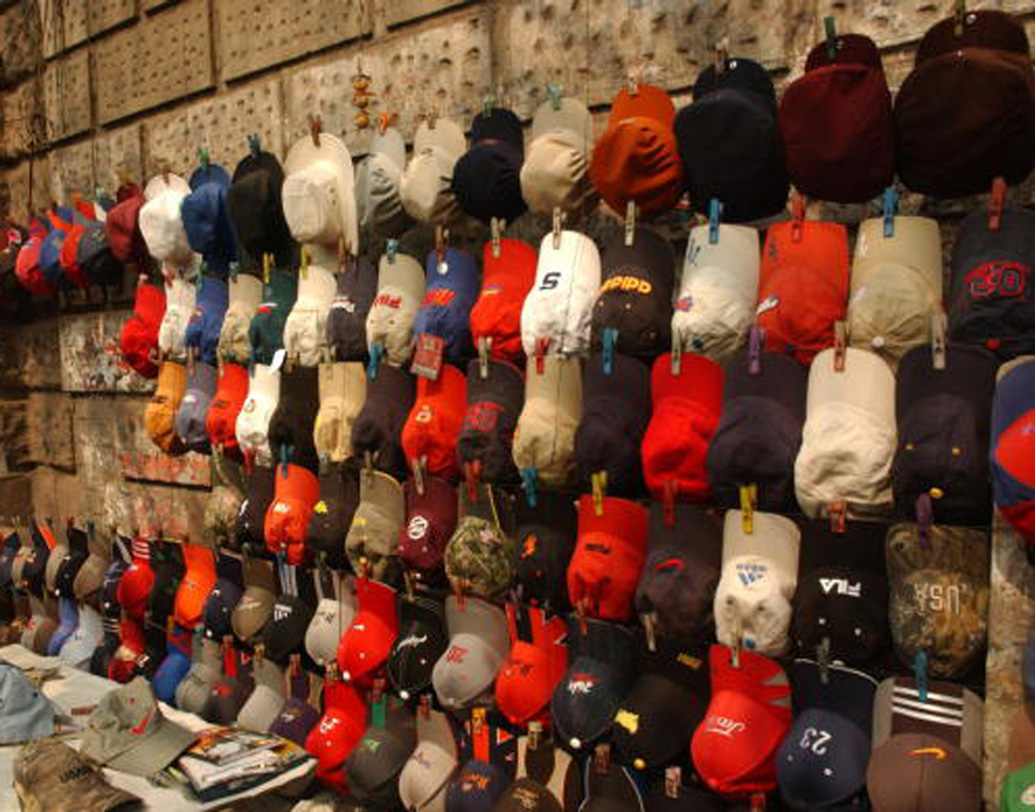 ব্যাগ-ছাতা সামলানোর ঝক্কি অনেক। রোদ থেকে বাঁচতে তাই  টুপি পরেন অনেকে। কিন্তু  প্রচণ্ড রোদে তা বিশেষ কাজ দেয় না। উল্টে মাথাব্যথার শুরু হয়। তবে সহজেই এই সমস্যা থেকে মুক্তি পেতে পারেন।