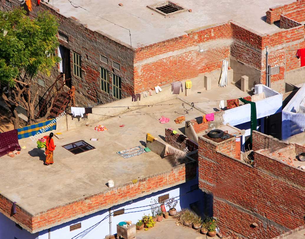 রোদে বাড়ির ছাদ তেতে গেলে গরমে কষ্ট হয়। অতি সহজেই এর থেকে মুক্তি পেতে পারেন। তার জন্য লাগবে অ্যালুমিনিয়াম ফয়েল, থার্মোকল শিট এবং বস্তা। যে ঘরে ঘুমোন, তার ছাদে প্রথমে বস্তা পাততে হবে। তার উপর বিছিয়ে দিতে হবে থার্মোকল শিট, যা ঢেকে দিতে হবে অ্যালুমিনিয়াম ফয়েল দিয়ে।