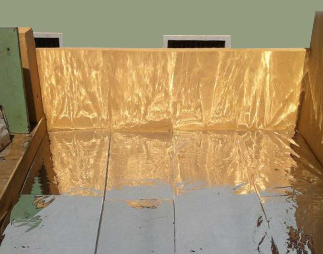 খেয়াল রাখবেন অ্যালুমিনিয়াম ফয়েল এবং থার্মোকল শিটের মধ্যে একটুও ফাঁক থাকা চলবে না। হাওয়ায় ফয়েল যাতে উড়ে না যায়, তার জন্য তার উপর ইট চাপিয়ে দিয়ে পারেন। এর ফলে তিনটি স্তর পেরিয়ে সরাসরি ছাদে রোদ পড়বে না।  এ ভাবে ঘরের তাপমাত্রা প্রায় ৫ ডিগ্রি কমানো সম্ভব।