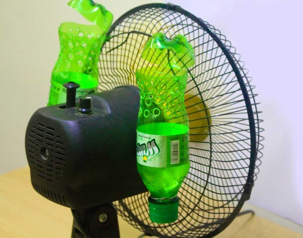 পাখার গরম হাওয়ায় ঘরে টিকতে পারছেন না? তারও উপায় রয়েছে। দরকার শুধু একটি টেবিল ফ্যান এবং দুটি প্লাস্টিকের বোতলের। প্লাস্টিকের বোতলের নীচের অংশ গোল করে কেটে নিন। এ বার দড়ি বা ফিতে দিয়ে টেবিল ফ্যানের পিছনে আটকে দিন। পাখা চালু করার আগে বোতল দু’টির মধ্যে বরফের টুকরো রেখে দিন। সুইচ টিপলেই ঠান্ডা হাওয়া।