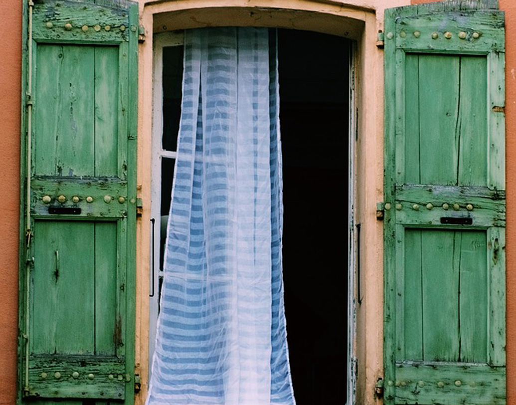 জানলার সামনে ভিজে কাপড় ঝুলিয়ে রাখলে ঘর ঠান্ডা হয় নিশ্চয়ই জানেন! কিন্তু ভিজে চাদর গায়ে রেখে শোওয়ার কথা শুনেছেন? প্রচন্ড গরম থেকে রেহাই পেতে মিশরের মানুষ এই উপায় খুঁজে বার করেছেন। এ ক্ষেত্রে গা ঢাকার চাদর হালকা করে ভিজিয়ে নিন। গায়ের উপর চাপিয়ে শুয়ে পড়ুন। চাদর যত শুকোবে, ততই ঠান্ডা বোধ করবেন আপনি।