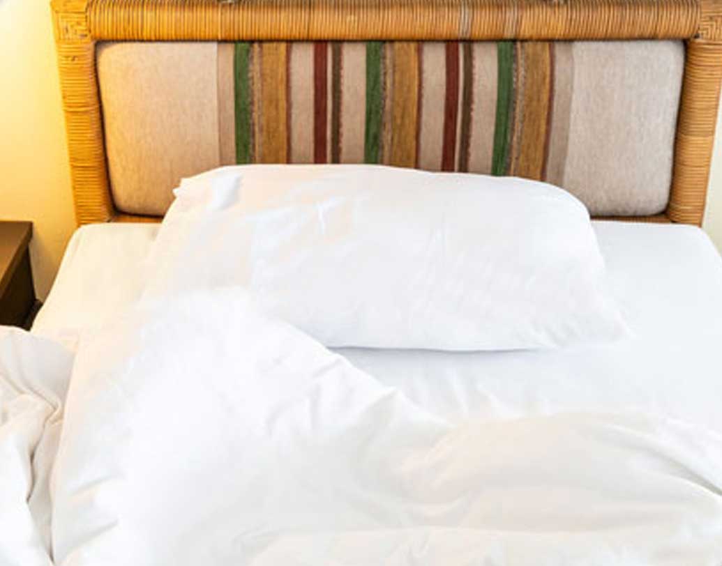 ভিজে চাদর গায়ে জড়িয়ে শুতে আপত্তি থাকলে, অন্য উপায়ও রয়েছে। সে ক্ষেত্রে বিছানার চাদরে বেবি পাওডার ছড়িয়ে নিন। তাড়াতাড়ি ঘাম শুকিয়ে যাবে। আবার তেমন গরমও লাগবে না।