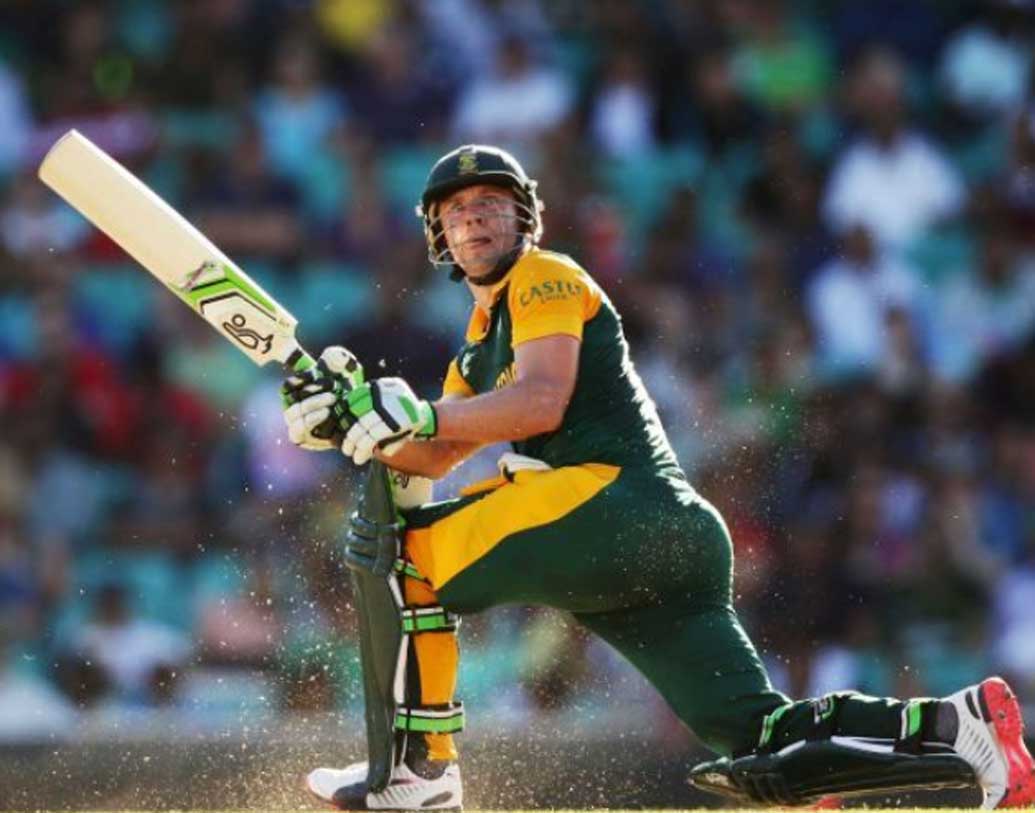এ বি ডে ভিলিয়ার্স: কী ভাবে খেলার অভিমুখ বদলে দিতে হয় তা ক্রিকেট বিশ্বকে দেখিয়েছেন দক্ষিণ আফ্রিকার এই বিধ্বংসী ব্যাটসম্যান। ২০১৫-র বিশ্বকাপে ওয়েস্ট ইন্ডিজের বিরুদ্ধে তাঁর ৬৬ বলে ১৬২ রান আজও ক্রিকেট ইতিহাসে স্মরণীয়।