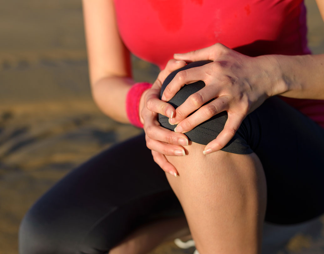 মেডিসিন বিশেষজ্ঞ সুবর্ণ গোস্বামীর মতে, ‘সিস্টেমিক লুপাস ইরাথেমেটাস’ বা ‘এসএলই’ এর প্রধান লক্ষণ এক বা একাধিক অস্থিসন্ধি ফুলে থাকা। সাধারণত, তিন মাসেরও বেশি সময় ধরে অস্থিসন্ধিগুলো ফুলে থাকলে সাবধান হোন।