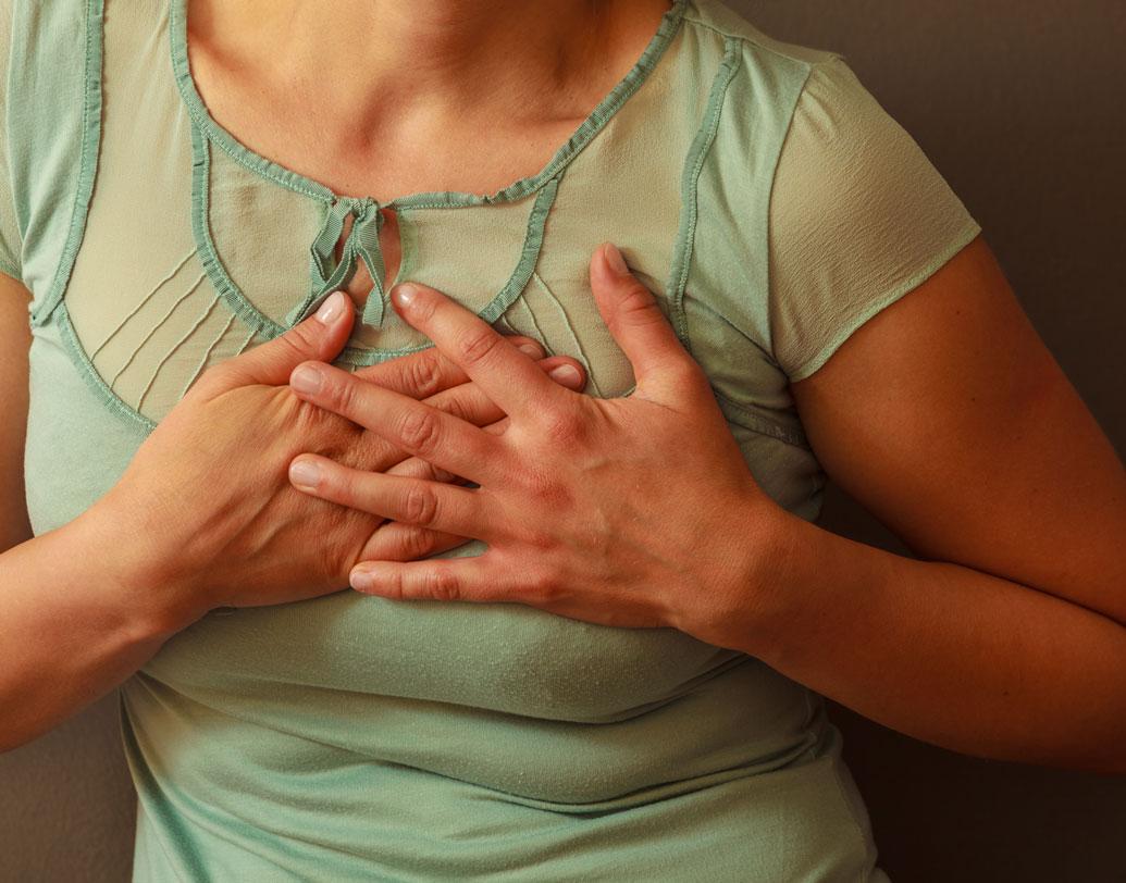 এই অসুখে অনেকের শ্বাসকষ্টের সমস্যা বাড়ে। কারও ক্ষেত্রে আবার বুকে ব্যথা থাকলে। দীর্ঘশ্বাস নিলে সে ব্যথা বাড়ে। এ ছাড়াও হাতের তালুতে বা গলায়, নাকের ভিতর প্রদাহ বা ঘা হয়।