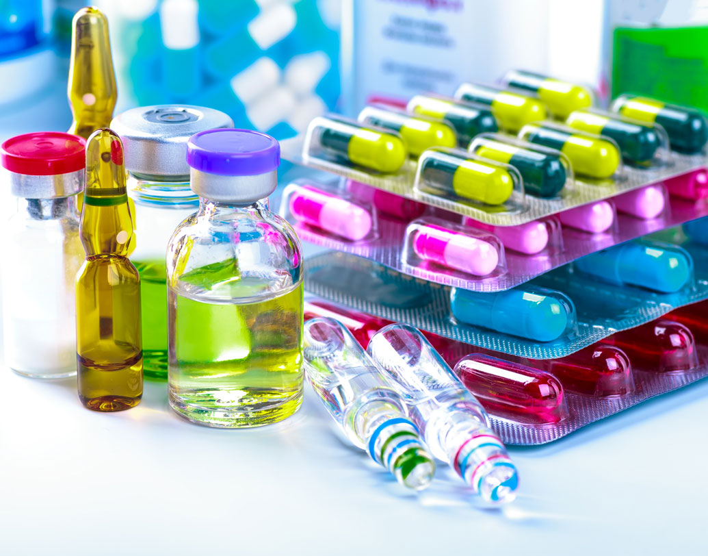 তার পর কয়েকটা অ্যান্টিবায়োটিকে অসুখ একটু সারলেই ব্যস, বাকি অ্যান্টিবোয়োটিকগুলো প্যাকেটবন্দি হয়েই পড়ে থাকে। ভারতীয়দের ঘরে ঘরে এই একই ছবি এ বার ভাবাচ্ছে তামাম চিকিৎসক মহলকে। তাতে ইন্ধন জুগিয়েছে বিশ্বের কিছু  গবেষণাও। যখন তখন মুঠো মুঠো অ্যান্টিবায়োটিক ব্যবহারে রাশ না টানলে কী ক্ষতি অপেক্ষা করছে জানেন?