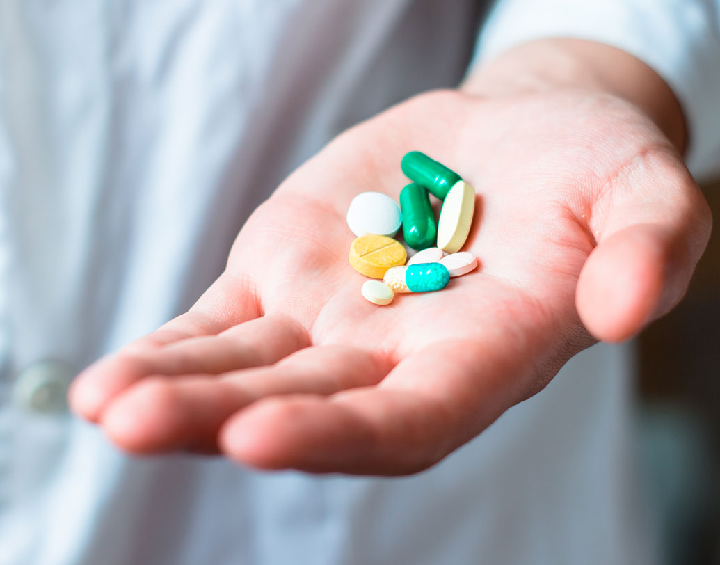 আপনার এই মুড়িমুড়কির মতো অ্যান্টিবায়োটিক খাওয়া, সেই ওষুধের নির্দিষ্ট কোর্সটি শেষ না করা, এইসবই ধীরে ধীরে ডেকে আনছে এই রোগকে, এমনটাই মনে করছেন চিকিৎসকমহল। ব্যস্ততার জীবনে এই অসুখ ডেকে আনার প্রবণতা নিয়ে চিন্তায় চিকিৎসকরাও।