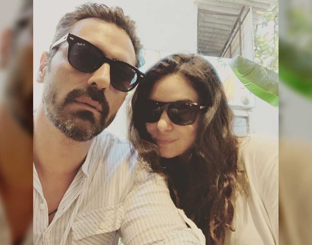 তখনই এক বন্ধুর মাধ্যমে তাঁদের আলাপ বলে জানিয়েছেন অর্জুন। সেই আলাপ ঘনিষ্ঠতায় গড়ায়। সন্তান জন্মানোর পর অর্জুন-গ্যাব্রিয়েলা বিয়েও করতে পারেন বলে খবর।