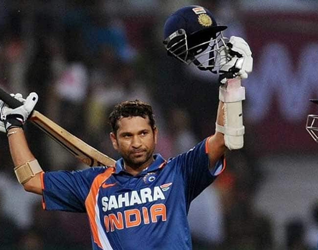 দলে সচিন তেন্ডুলকর থাকবেন না, এমনটা কি হতে পারে? ১৯৯৬ সালের বিশ্বকাপে ভারত না জিতলেও সচিনের দখলে ছিল ৫২৩ রান। ২০০৩ বিশ্বকাপে ছিল ৬৭৩ রান। ২০১১ সালে বিশ্বকাপ জেতার বছরে সচিনের ছিল ৪৮২ রান, জয়ের অন্যতম নায়কের দখলে ছিল দু’টি শতরান।