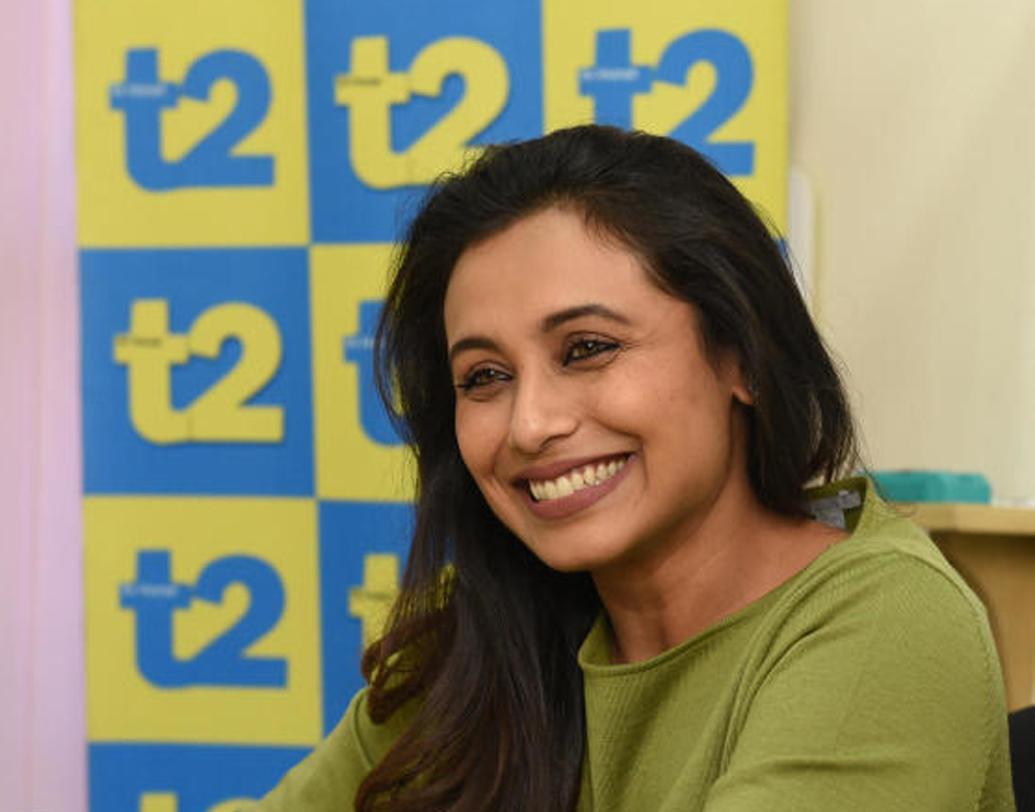 রানি মুখোপাধ্যায়: বলিউডের অন্যতম প্রতিভাময়ী অভিনেত্রী তিনি। কিন্তু পর পর বেশ কয়েকটি ছবি ফ্লপ করার পর, নিরাপত্তাহীনতায় ভুগছিলেন। সেইসময় জ্যোতিষীর পরামর্শে ইংরেজিতে পদবি লেখার সময় Mukherjee-র বদলে Mukerjee লিখতে শুরু করেন।