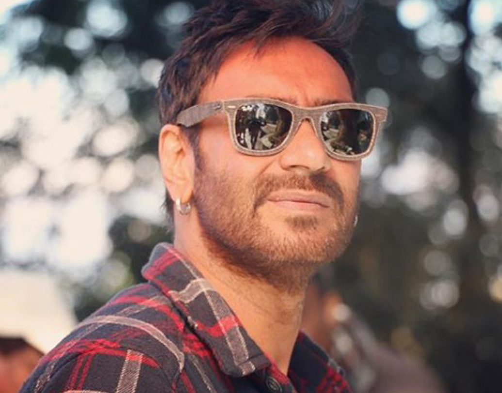 অজয় দেবগণ: তাঁর অভিনয় ক্ষমতা নিয়ে প্রশ্ন তুলবেন না অতি বড় নিন্দুকও। কিন্তু এ হেন অজয় দেবগণও একসময় নিরাপত্তাহীনতায় ভুগতেন। পর পর বেশ কয়েকটি ছবি মুখ থুবড়ে পড়লে জ্যোতিষীর পরামর্শ মেনে ইংরেজিতে নিজের পদবিDevgan থেকে পাল্টে Devgn করেন।