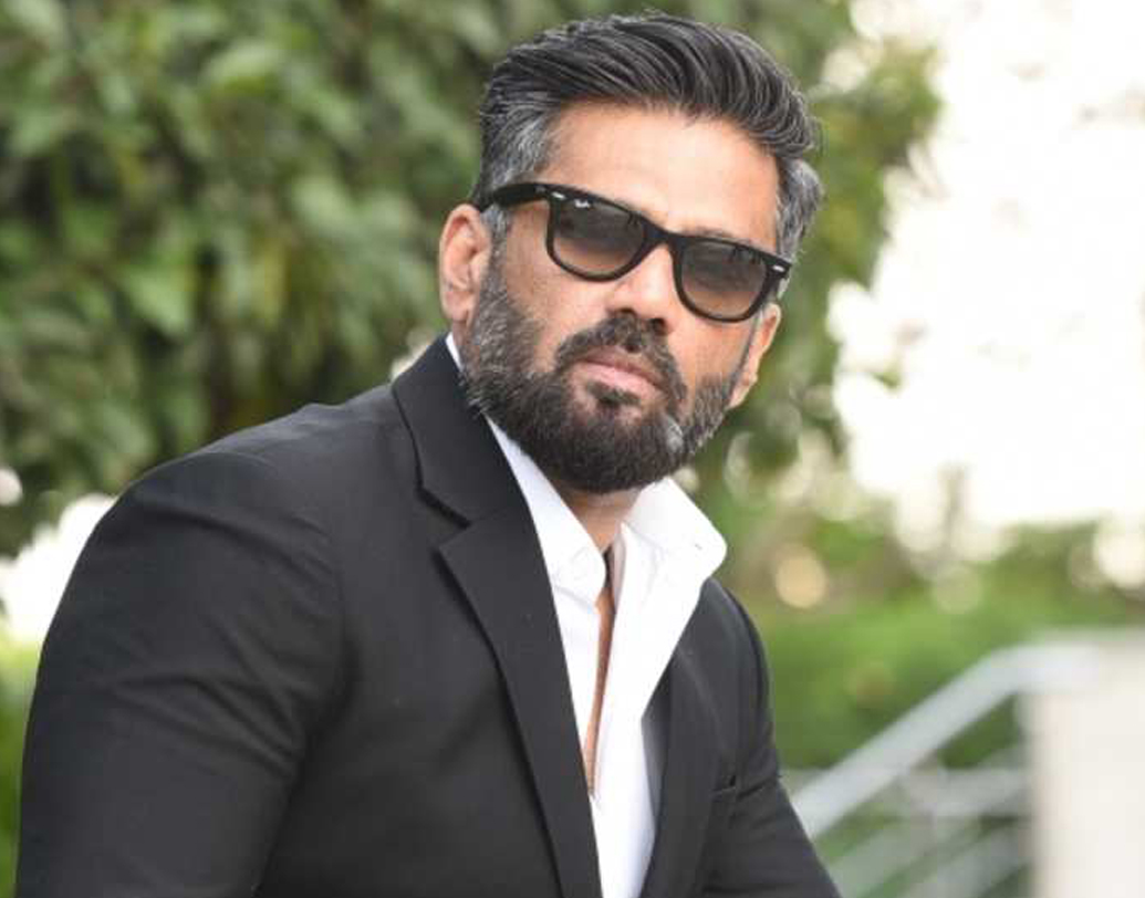 সুনীল শেট্টি: কেরিয়ারের মধ্যগগনে থাকার সময় ইংরেজিতে নিজের নাম Sunil Shetty-ই লিখতেন তিনি। তবে বেশ কয়েক বছর বলিউড থেকে গায়েব থাকার পর নতুন করে অভিনয়ে ফিরেছেন। তার আগে জ্যোতিষীর পরামর্শে নিজের নামের বানান পাল্টে Suniel করে নিয়েছেন তিনি।