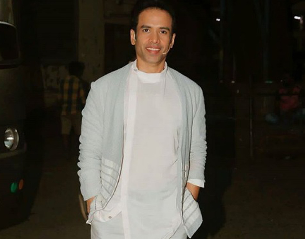 তুষার কপূর: বলিউডে শুরুটা ভালই করেছিলেন জিতেন্দ্র-পুত্র। কিন্তু একের পর এক ব্যর্থতায় নিরাপত্তাহীনতায় ভুগতে শুরু করেন। তখন সংখ্যাতত্ত্ব মেনে নিজের নাম পাল্টে Tushar থেকে Tusshar করে নেন তিনি। কিন্তু তাতেও ভাগ্য খুব একটা পাল্টায়নি। বরং এখন শুধুমাত্র পার্শ্ব চরিত্রেই দেখা যায় তাঁকে।