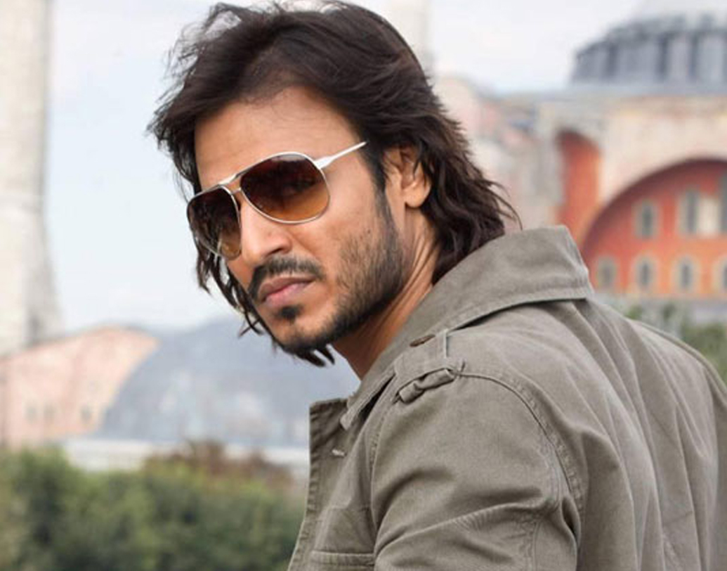 বিবেক ওবেরয়: তাঁকে নিয়ে প্রত্যাশা ছিল তুঙ্গে। কিন্তু সলমন খানের সঙ্গে ঝামেলা পাকিয়ে নিজেই নিজের পায়ে কুড়ুল মারেন। জ্যোতিষীর পরামর্শে ইংরেজিতে নামের বানান Vivek থেকে Viveik করে নেন। তবে তাতেও পরিস্থিতি খুব একটা পাল্টায়নি।