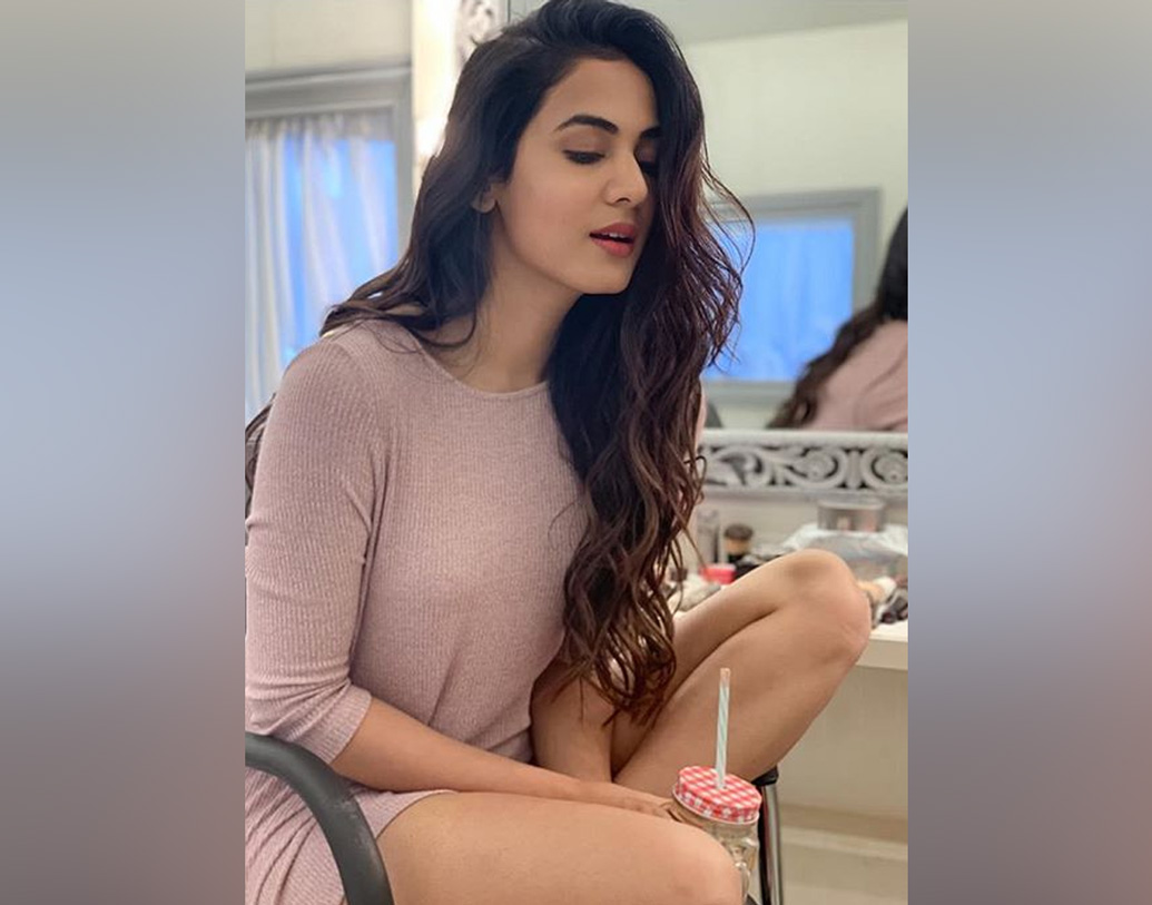 হিমেশ রেশমিয়ার ‘আপ কা সুরুর’ মিউজিক ভিডিয়োতে দেখা গিয়েছে তাঁকে। মডেলিং থেকেই বলিউডে প্রবেশ করেন তিনি।